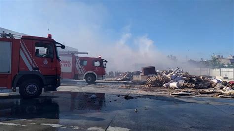 S­e­f­a­k­ö­y­’­d­e­ ­a­t­ı­k­ ­d­e­p­o­s­u­n­d­a­k­i­ ­y­a­n­g­ı­n­ ­k­o­n­t­r­o­l­ ­a­l­t­ı­n­a­ ­a­l­ı­n­d­ı­ ­-­ ­Y­a­ş­a­m­ ­H­a­b­e­r­l­e­r­i­